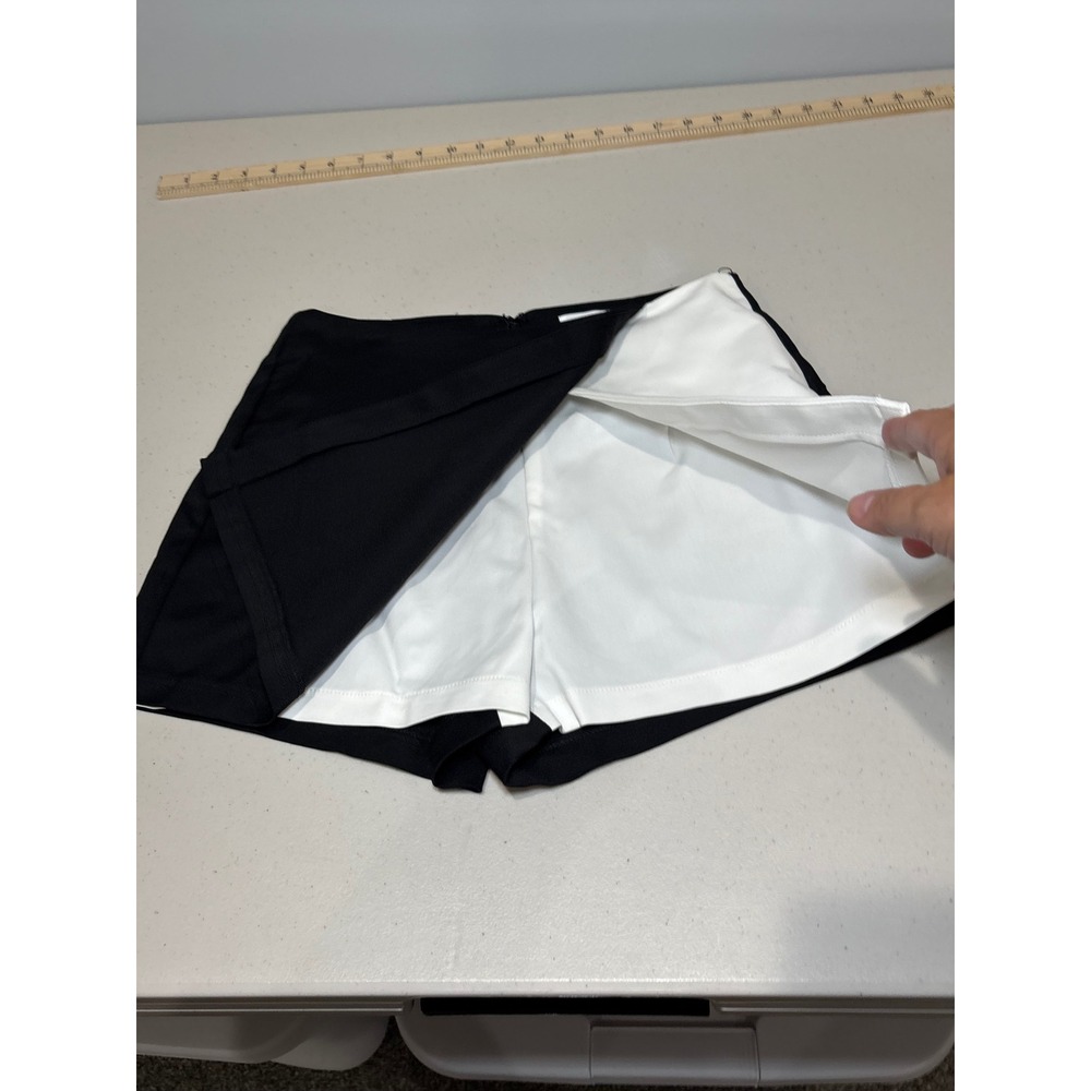 Superdown Revolve NWOT Aaleyah Colorblock Wrap Skort M Black White Skirt Shorts - Picture 5 of 13